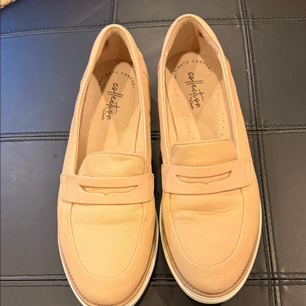 Clarks Women's tan/nude Loafers